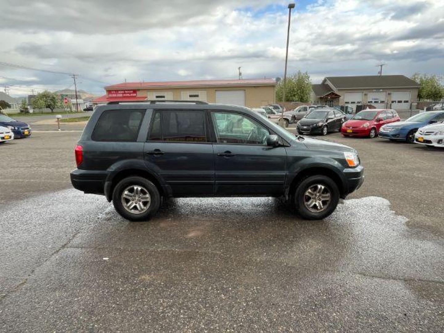 2004 Honda Pilot EX w/ Leather (2HKYF18584H) with an 3.5L V6 SOHC 24V engine, 5-Speed Automatic transmission, located at 1821 N Montana Ave., Helena, MT, 59601, (406) 422-1031, 0.000000, 0.000000 - Photo#1