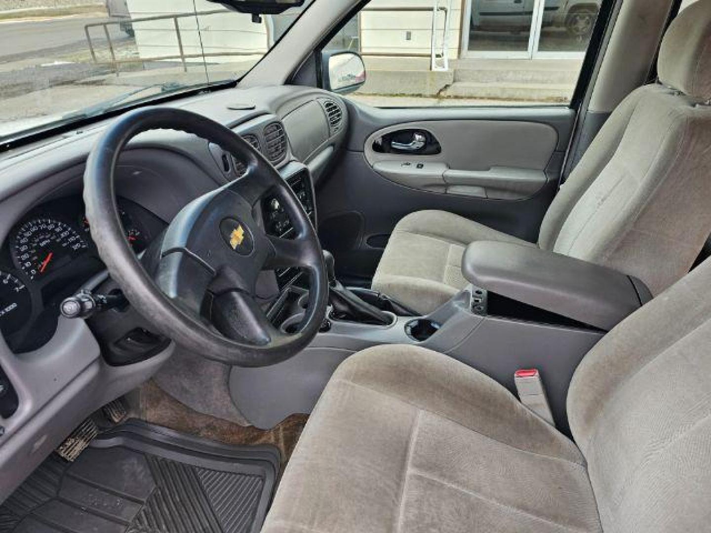 2005 Summit White Chevrolet TrailBlazer EXT LS 4WD (1GNET16S156) with an 4.2L L6 DOHC 24V engine, 4-Speed Automatic transmission, located at 1800 West Broadway, Missoula, 59808, (406) 543-1986, 46.881348, -114.023628 - Photo#6