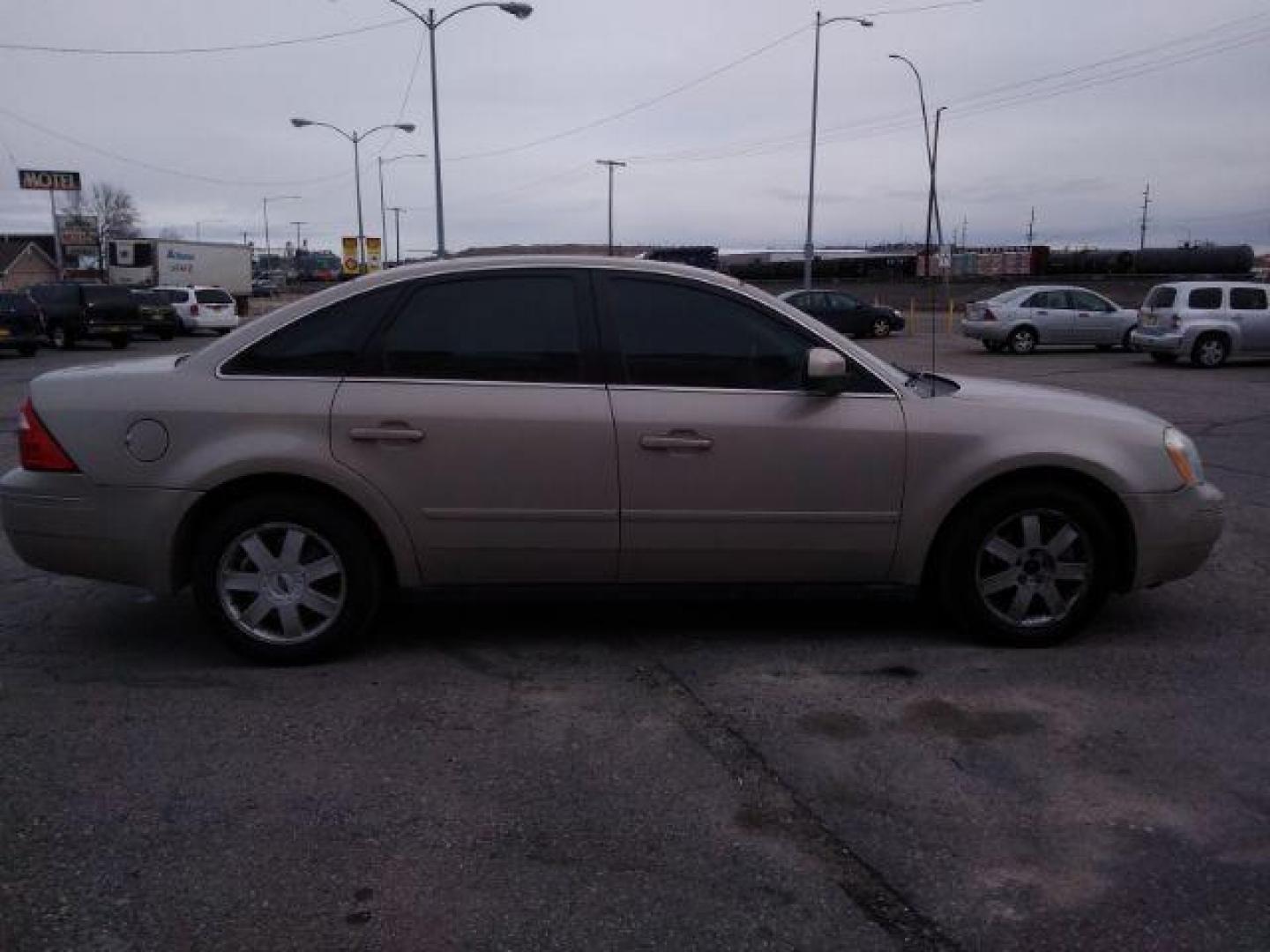 2005 Ford Five Hundred SE (1FAFP23135G) with an 3.0L V6 DOHC 24V engine, located at 4047 Montana Ave., Billings, MT, 59101, 45.770847, -108.529800 - Photo#4