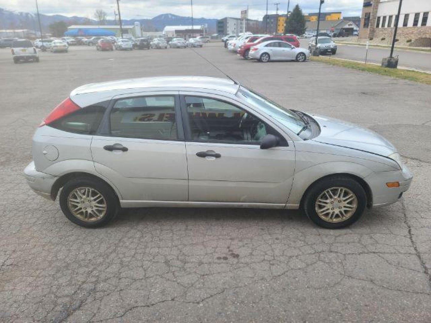 2005 CD Silver Metallic Ford Focus ZX5 SE (3FAFP37N45R) with an 2.0L L4 DOHC 16V engine, located at 1800 West Broadway, Missoula, 59808, (406) 543-1986, 46.881348, -114.023628 - Photo#2