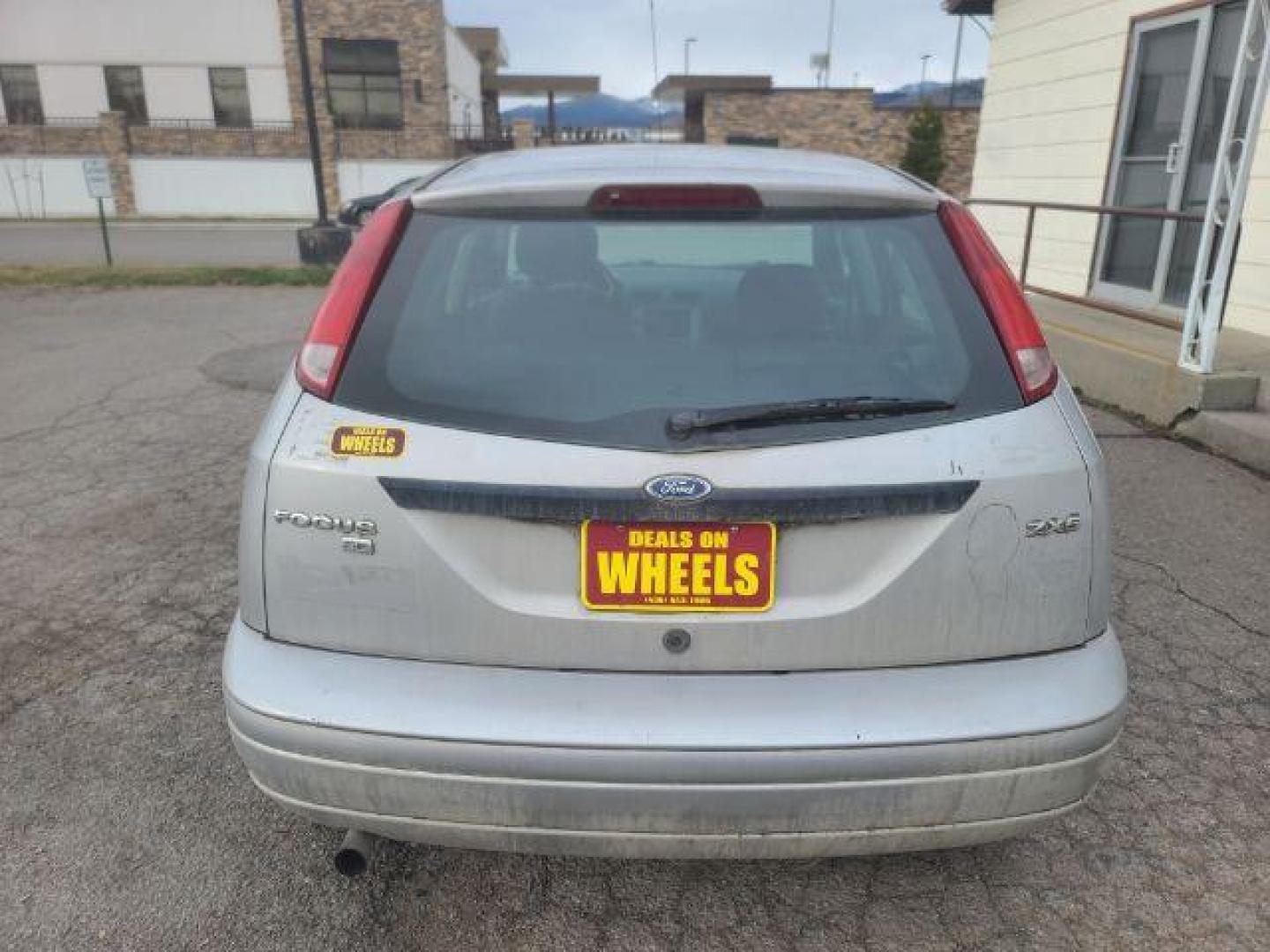 2005 CD Silver Metallic Ford Focus ZX5 SE (3FAFP37N45R) with an 2.0L L4 DOHC 16V engine, located at 1800 West Broadway, Missoula, 59808, (406) 543-1986, 46.881348, -114.023628 - Photo#4