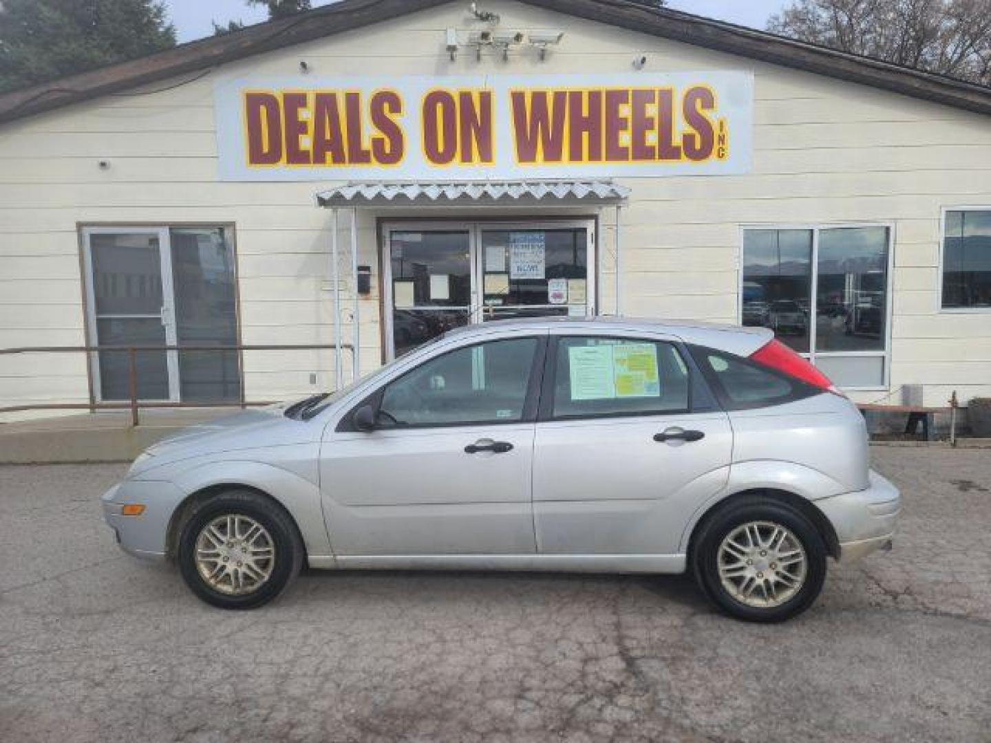 2005 CD Silver Metallic Ford Focus ZX5 SE (3FAFP37N45R) with an 2.0L L4 DOHC 16V engine, located at 1800 West Broadway, Missoula, 59808, (406) 543-1986, 46.881348, -114.023628 - Photo#5