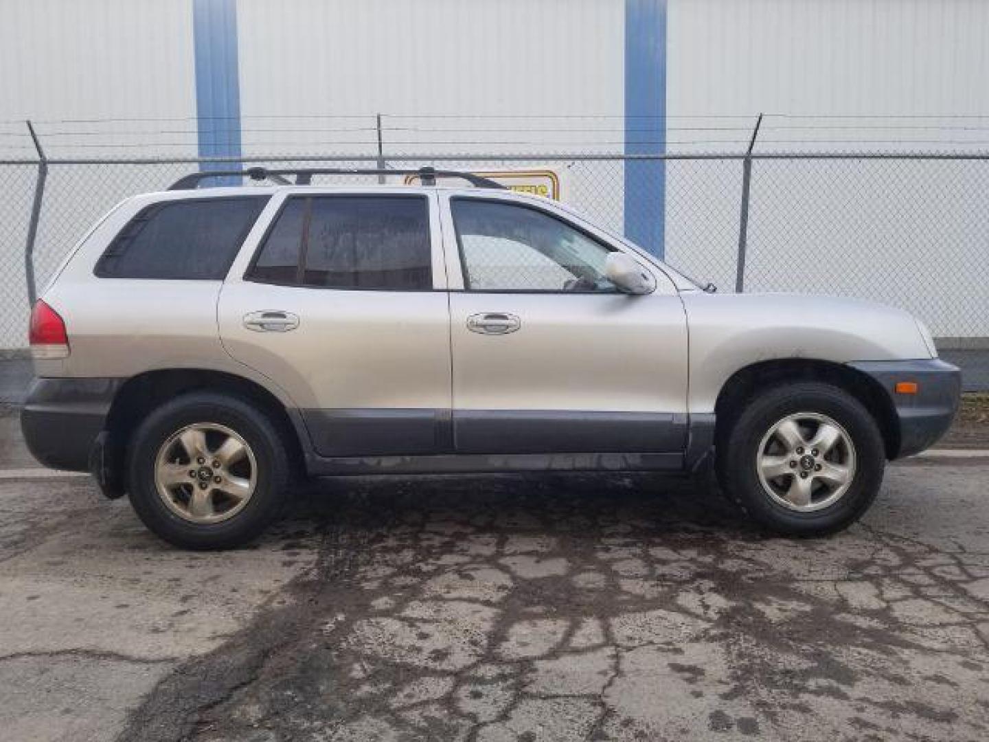 2005 Hyundai Santa Fe GLS 2.7L 4WD (KM8SC73D65U) with an 2.7L V6 DOHC 24V engine, 4-Speed Automatic transmission, located at 1800 West Broadway, Missoula, 59808, (406) 543-1986, 46.881348, -114.023628 - Photo#3