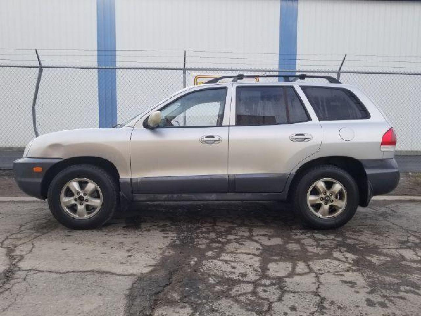 2005 Hyundai Santa Fe GLS 2.7L 4WD (KM8SC73D65U) with an 2.7L V6 DOHC 24V engine, 4-Speed Automatic transmission, located at 1800 West Broadway, Missoula, 59808, (406) 543-1986, 46.881348, -114.023628 - Photo#6