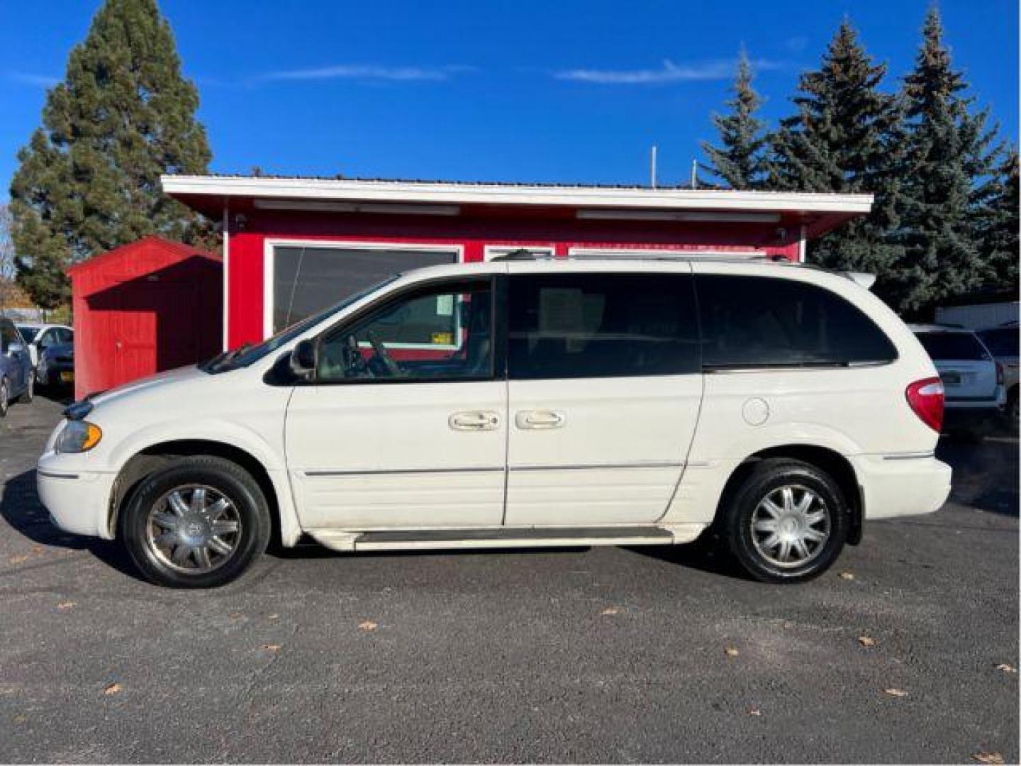 2006 Chrysler Town and Country Limited (2A4GP64L66R) with an 3.8L V6 OHV 12V engine, 4-Speed Automatic transmission, located at 601 E. Idaho St., Kalispell, MT, 59901, 0.000000, 0.000000 - Photo#1