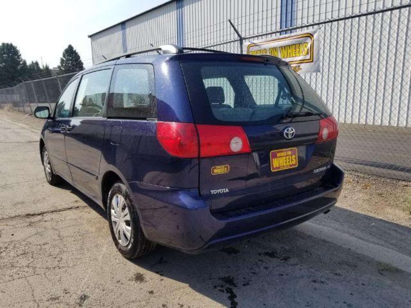 2006 Toyota Sienna LE 8-Passenger (5TDZA23C96S) with an 3.3L V6 DOHC 24V engine, 5-Speed Automatic transmission, located at 1821 N Montana Ave., Helena, MT, 59601, (406) 422-1031, 0.000000, 0.000000 - Photo#3