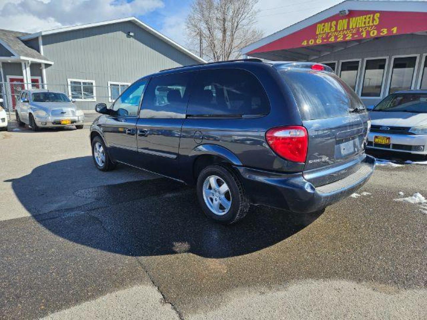 2007 Dodge Grand Caravan SXT (2D4GP44L67R) with an 3.8L V6 OHV 12V engine, 4-Speed Automatic transmission, located at 1821 N Montana Ave., Helena, MT, 59601, (406) 422-1031, 0.000000, 0.000000 - Photo#4