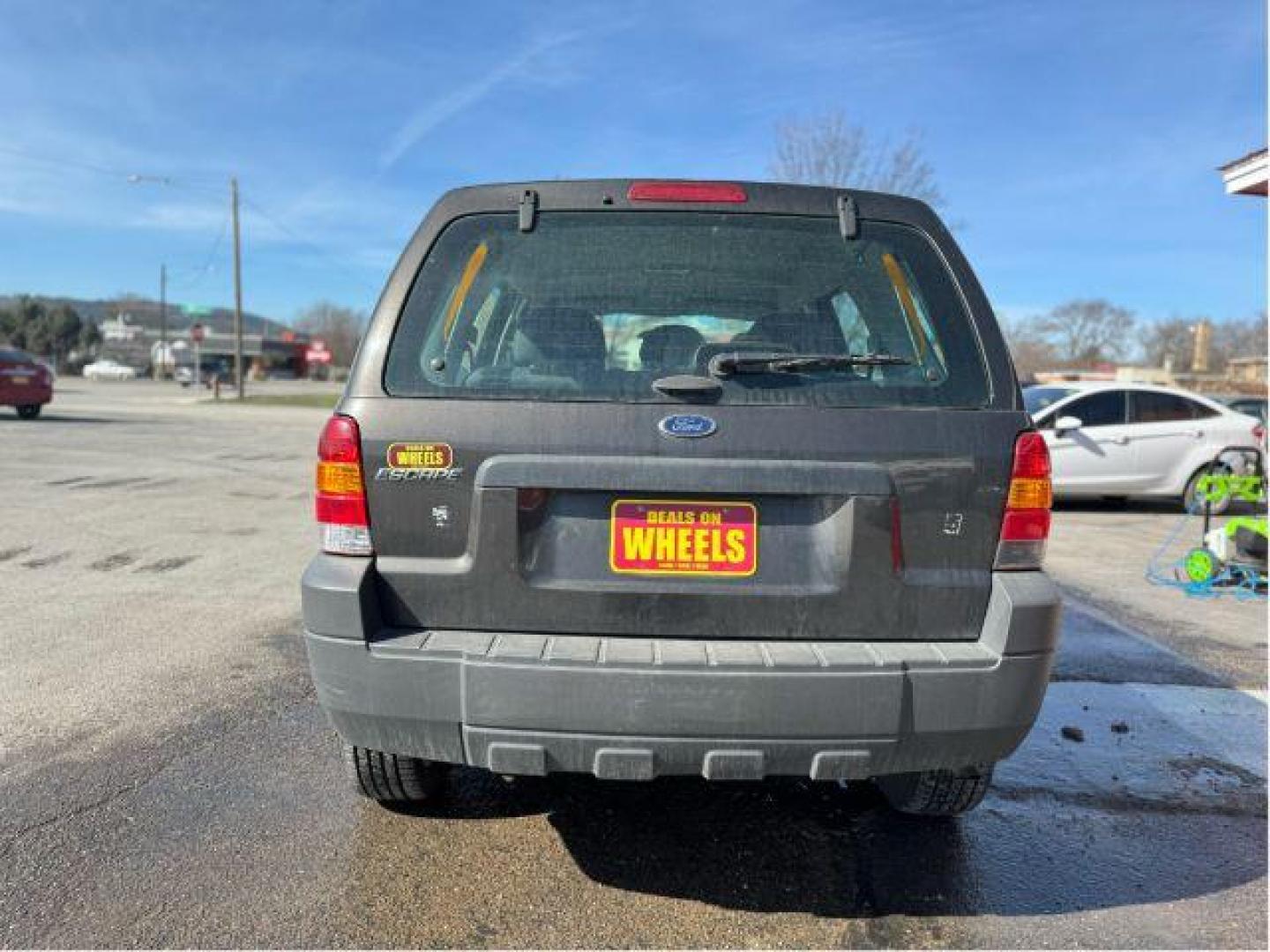 2007 Tungsten Grey Metallic Ford Escape XLS 4WD (1FMCU92Z87K) with an 2.3L L4 DOHC 16V engine, 4-Speed Automatic transmission, located at 601 E. Idaho St., Kalispell, MT, 59901, 0.000000, 0.000000 - Photo#6