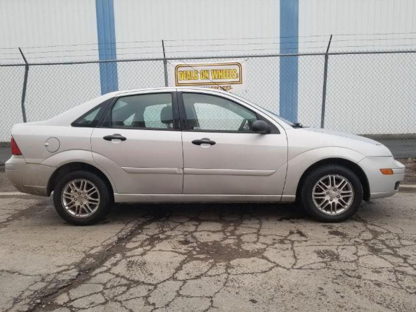 2007 Ford Focus ZX4 S (1FAFP34N97W) with an 2.0L L4 DOHC 16V engine, located at 4801 10th Ave S,, Great Falls, MT, 59405, 0.000000, 0.000000 - Photo#3