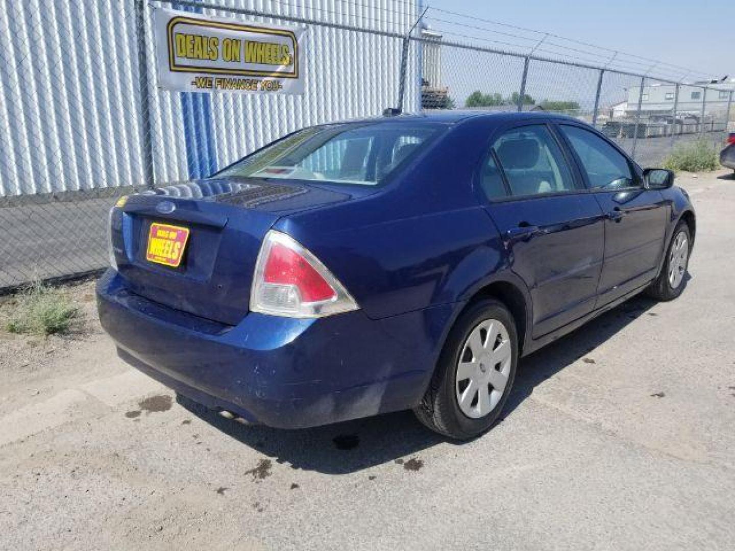 2007 Ford Fusion S (3FAHP06Z97R) with an 2.3L L4 DOHC 16V engine, located at 601 E. Idaho St., Kalispell, MT, 59901, 0.000000, 0.000000 - Photo#4