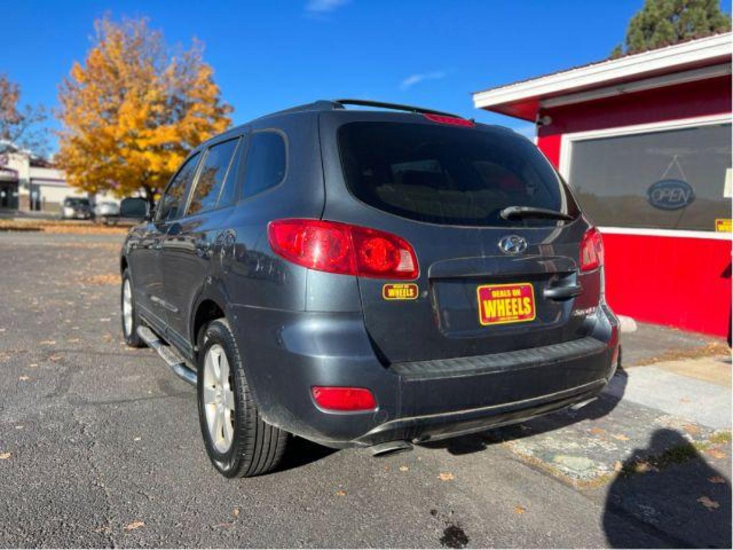 2007 Hyundai Santa Fe SE AWD (5NMSH73E67H) with an 3.3L V6 DOHC 24V engine, 5-Speed Automatic transmission, located at 601 E. Idaho St., Kalispell, MT, 59901, 0.000000, 0.000000 - Photo#2