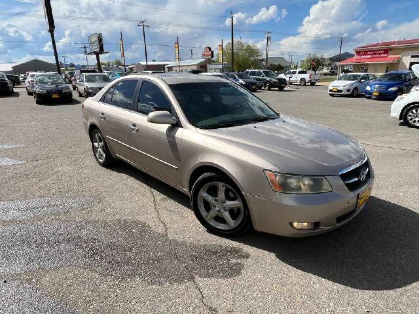 2007 Hyundai Sonata LTD XM (5NPEU46F87H) with an 3.3L V6 DOHC 24V engine, 5-Speed Automatic transmission, located at 1821 N Montana Ave., Helena, MT, 59601, (406) 422-1031, 0.000000, 0.000000 - Photo#2