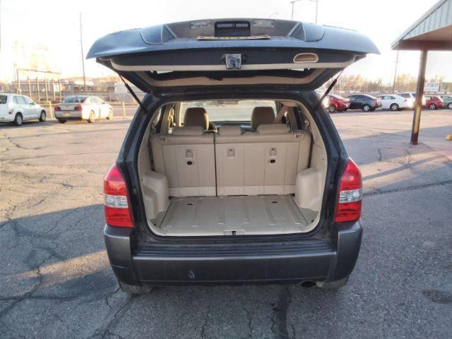 2007 Hyundai Tucson GLS 2.0 2WD (KM8JM12B67U) with an 2.0L L4 DOHC 16V engine, located at 4047 Montana Ave., Billings, MT, 59101, 45.770847, -108.529800 - Photo#4