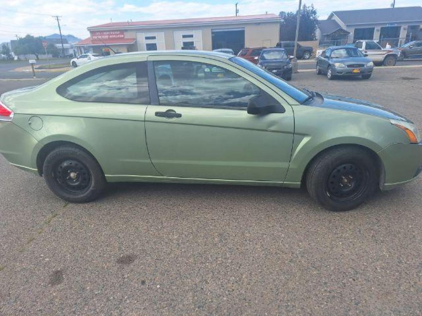 2008 GREEN FORD FOCUS green (1FAHP32N58W) with an 2.0L 16V engine, Manual transmission, located at 1821 N Montana Ave., Helena, MT, 59601, (406) 422-1031, 0.000000, 0.000000 - Photo#3