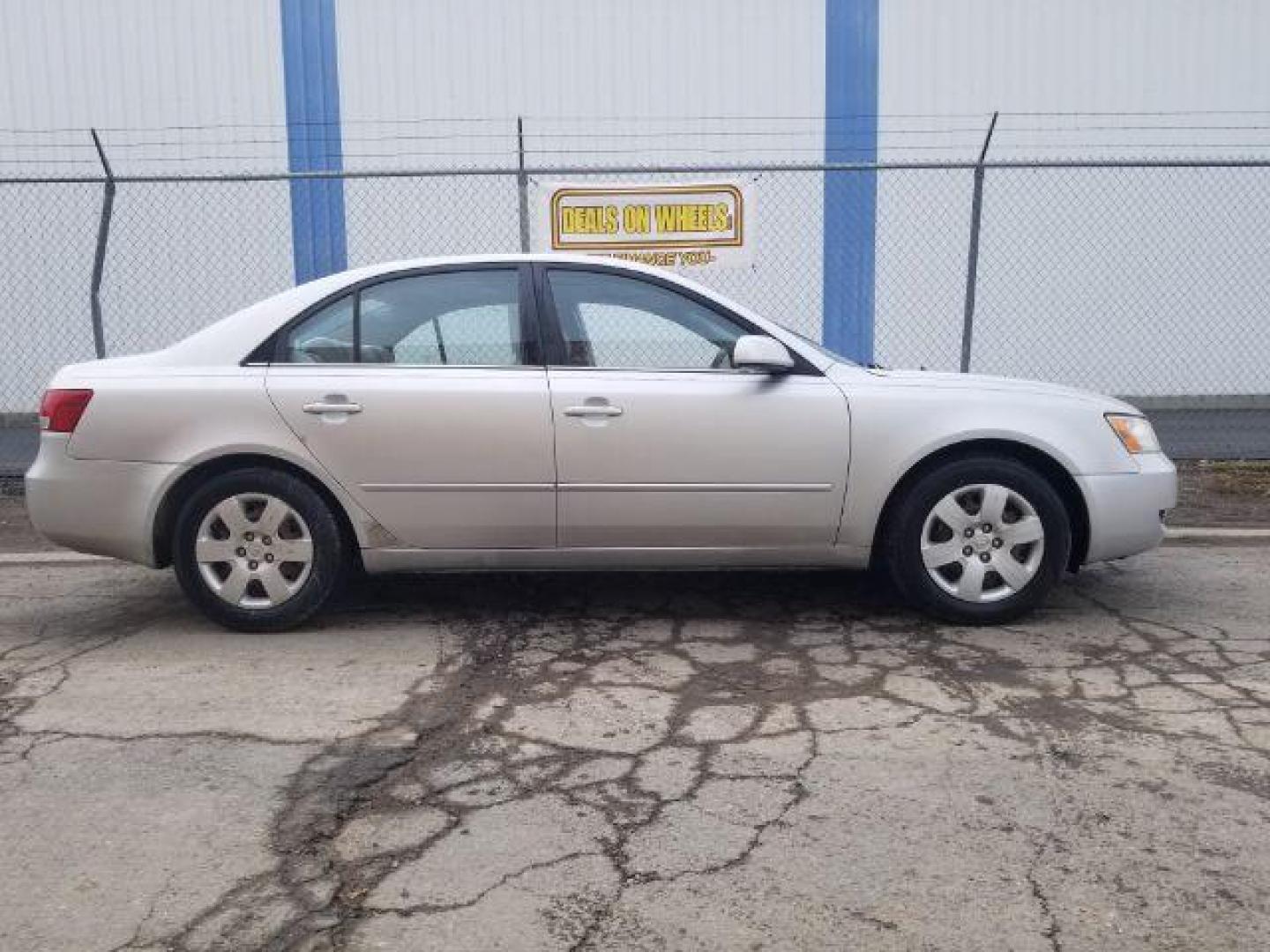 2008 Hyundai Sonata GLS (5NPET46C18H) with an 2.4L L4 DOHC 16V engine, located at 4801 10th Ave S,, Great Falls, MT, 59405, 0.000000, 0.000000 - Photo#3