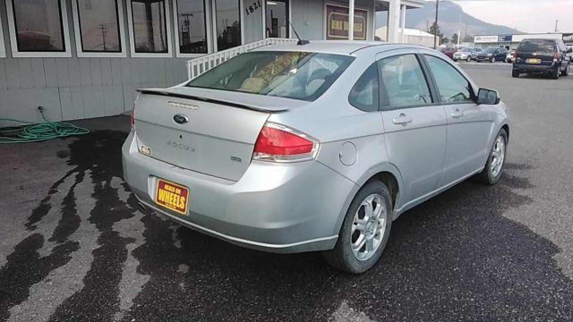 2009 Brilliant Silver Met Ford Focus SES Sedan (1FAHP36N89W) with an 2.0L L4 DOHC 16V engine, located at 1821 N Montana Ave., Helena, MT, 59601, (406) 422-1031, 0.000000, 0.000000 - Photo#4