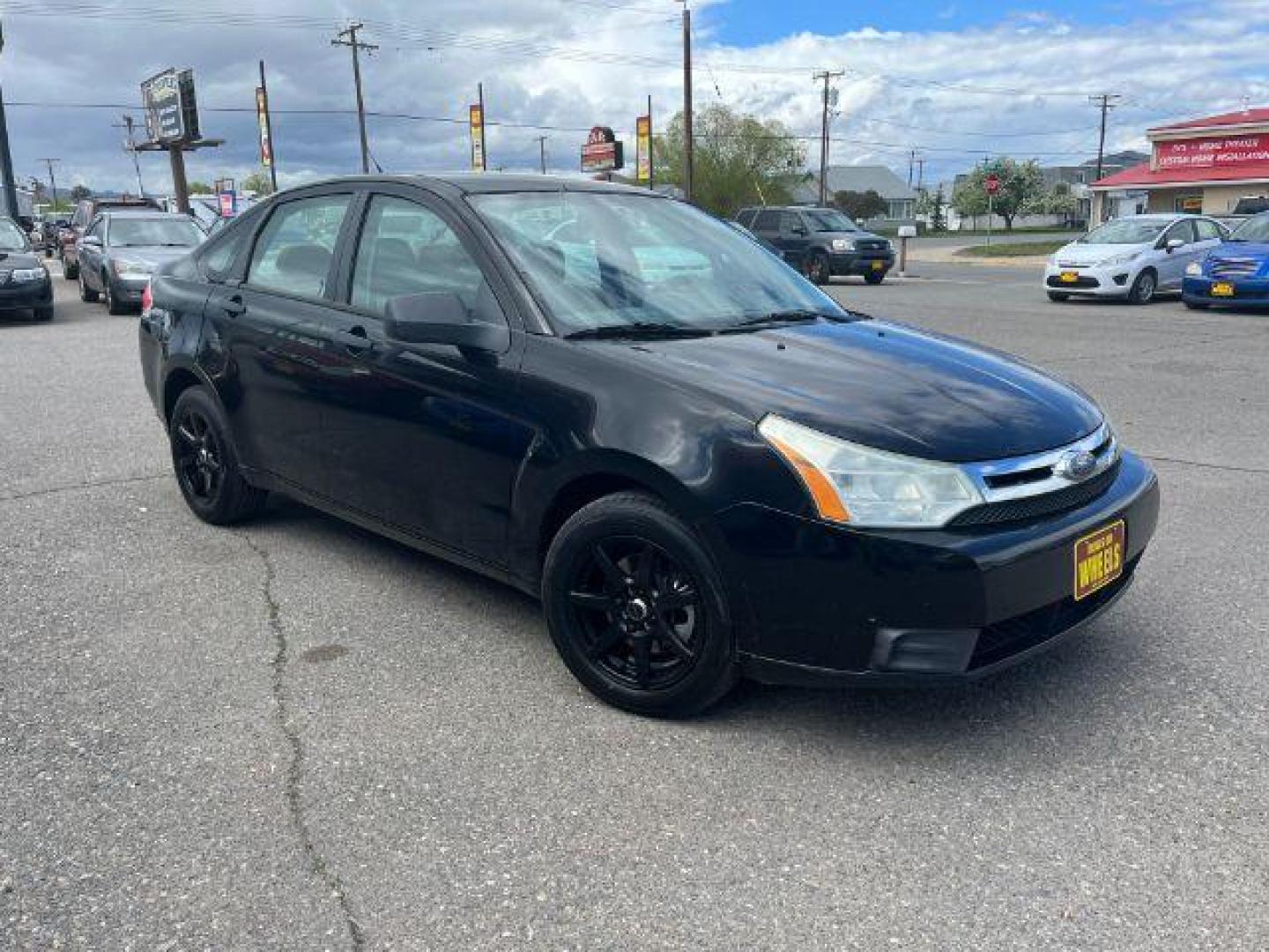 2009 Ford Focus SE Sedan (1FAHP35N99W) with an 2.0L L4 DOHC 16V engine, located at 1821 N Montana Ave., Helena, MT, 59601, (406) 422-1031, 0.000000, 0.000000 - Photo#2