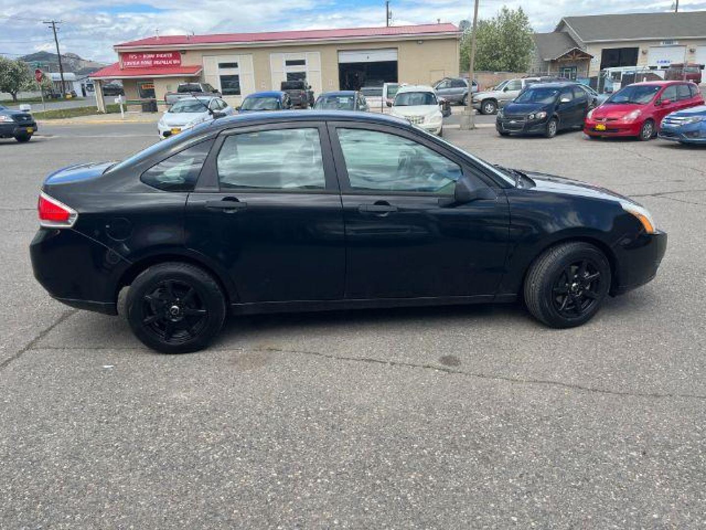 2009 Ford Focus SE Sedan (1FAHP35N99W) with an 2.0L L4 DOHC 16V engine, located at 1821 N Montana Ave., Helena, MT, 59601, (406) 422-1031, 0.000000, 0.000000 - Photo#3