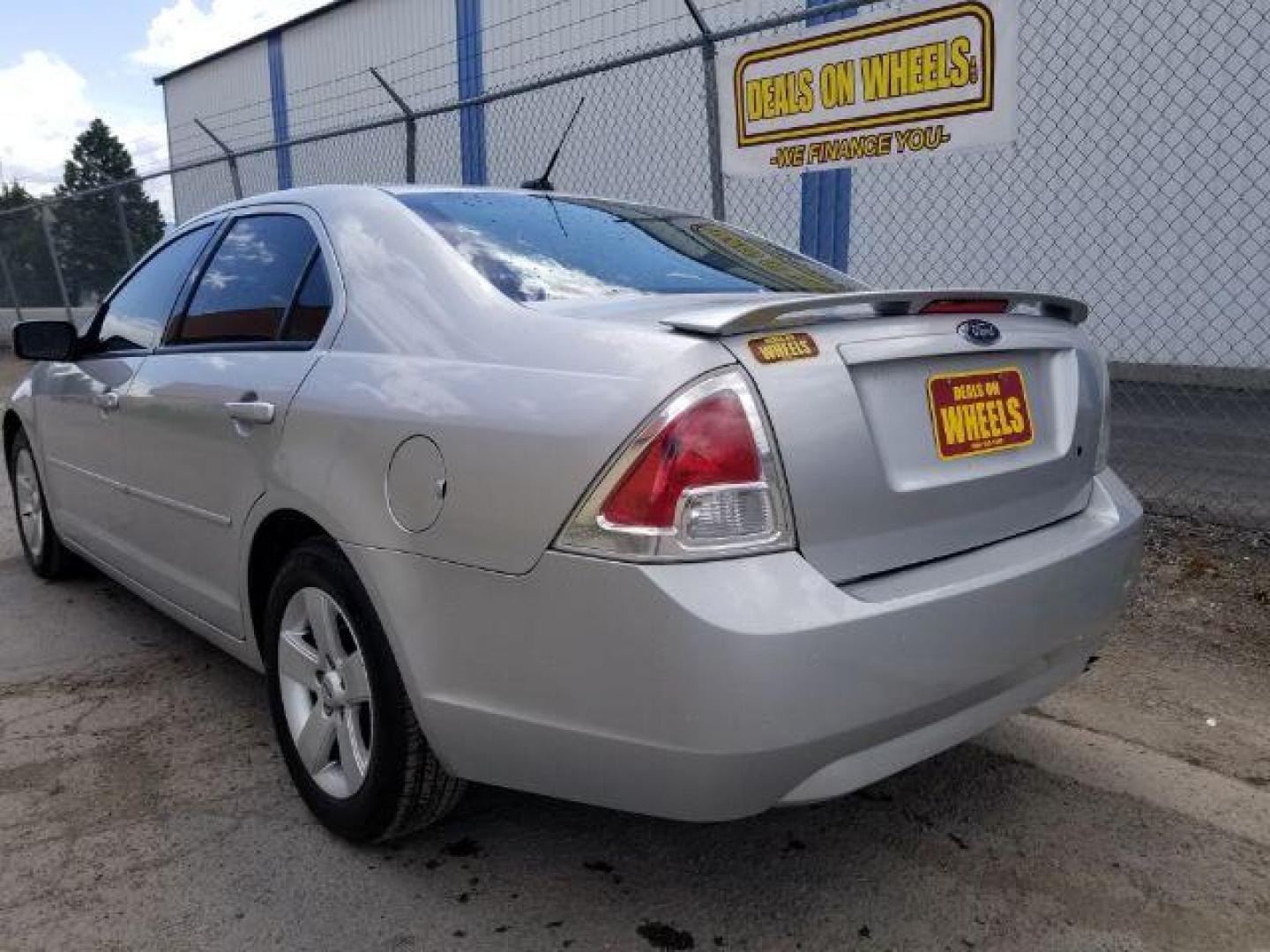 2009 Ford Fusion I4 SE (3FAHP07Z19R) with an 2.3L L4 DOHC 16V engine, located at 4801 10th Ave S,, Great Falls, MT, 59405, 0.000000, 0.000000 - Photo#3