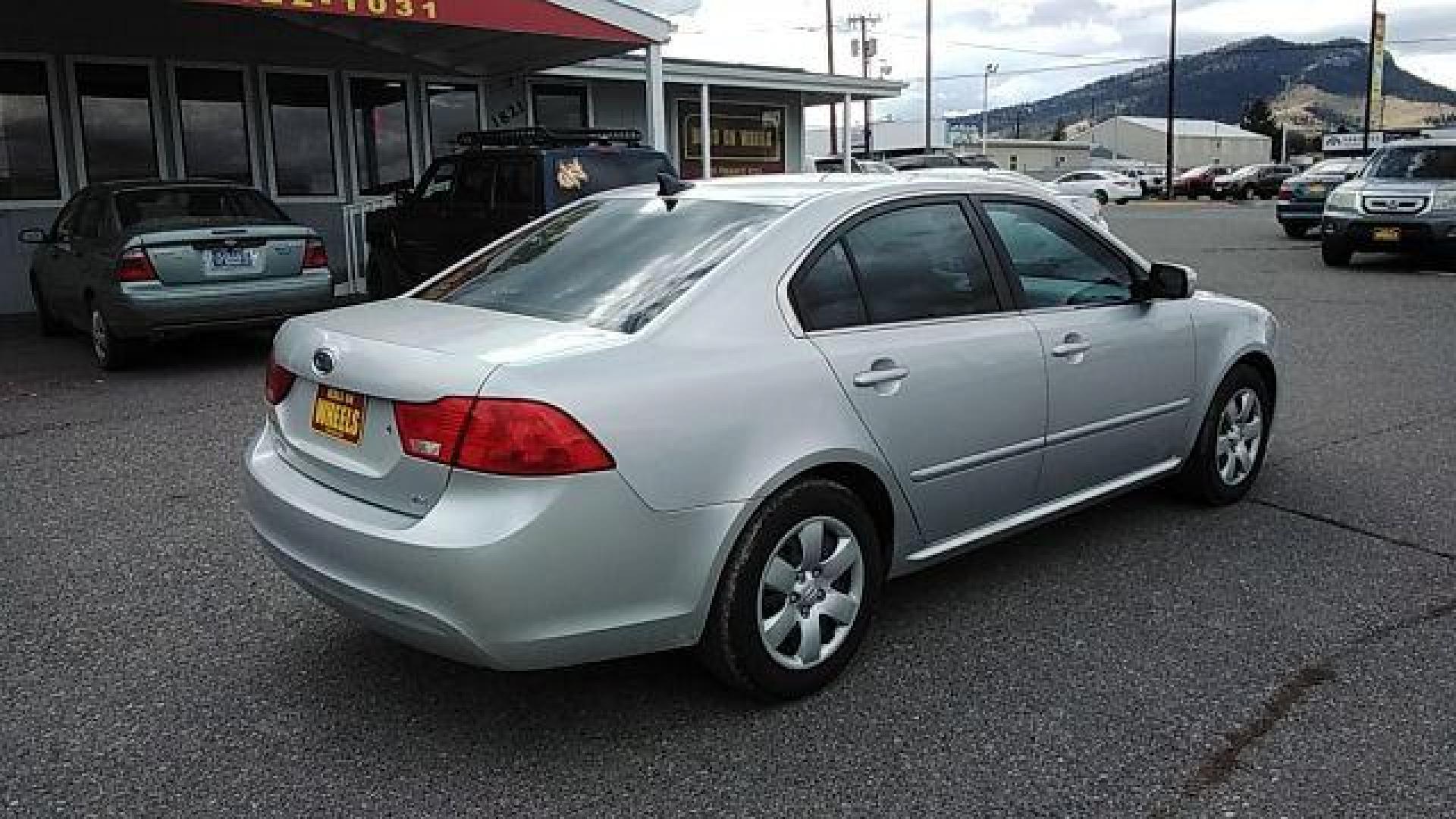 2009 Kia Optima LX (KNAGE228395) with an 2.4L L4 DOHC 16V engine, 4-Speed Automatic transmission, located at 1821 N Montana Ave., Helena, MT, 59601, (406) 422-1031, 0.000000, 0.000000 - Photo#4