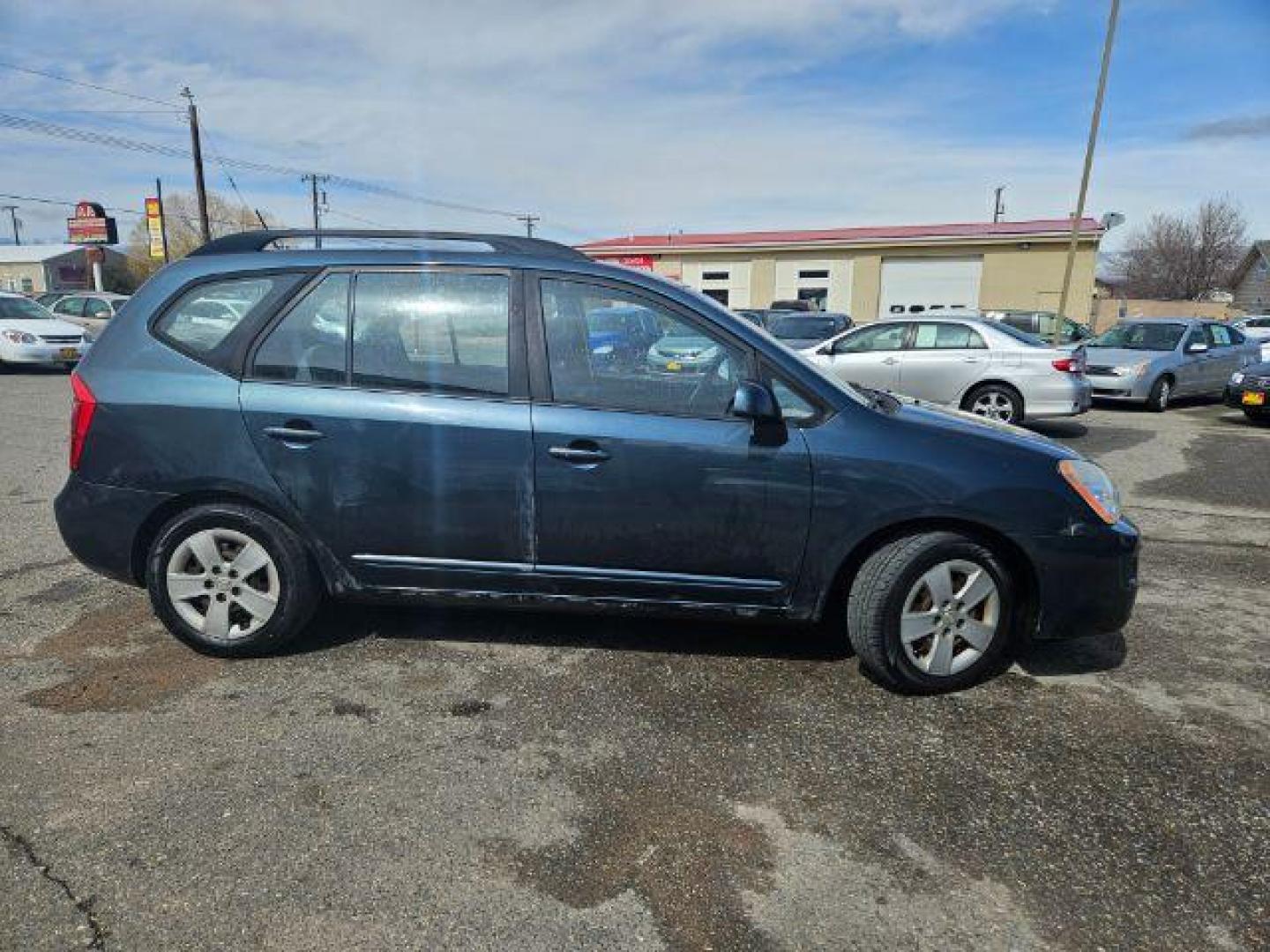 2009 Kia Rondo LX (KNAFG529097) with an 2.4L L4 DOHC 16V engine, 4-Speed Automatic transmission, located at 1821 N Montana Ave., Helena, MT, 59601, (406) 422-1031, 0.000000, 0.000000 - Photo#2