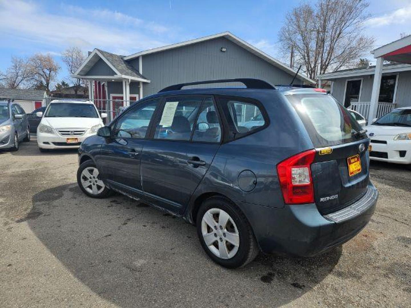 2009 Kia Rondo LX (KNAFG529097) with an 2.4L L4 DOHC 16V engine, 4-Speed Automatic transmission, located at 1821 N Montana Ave., Helena, MT, 59601, (406) 422-1031, 0.000000, 0.000000 - Photo#4