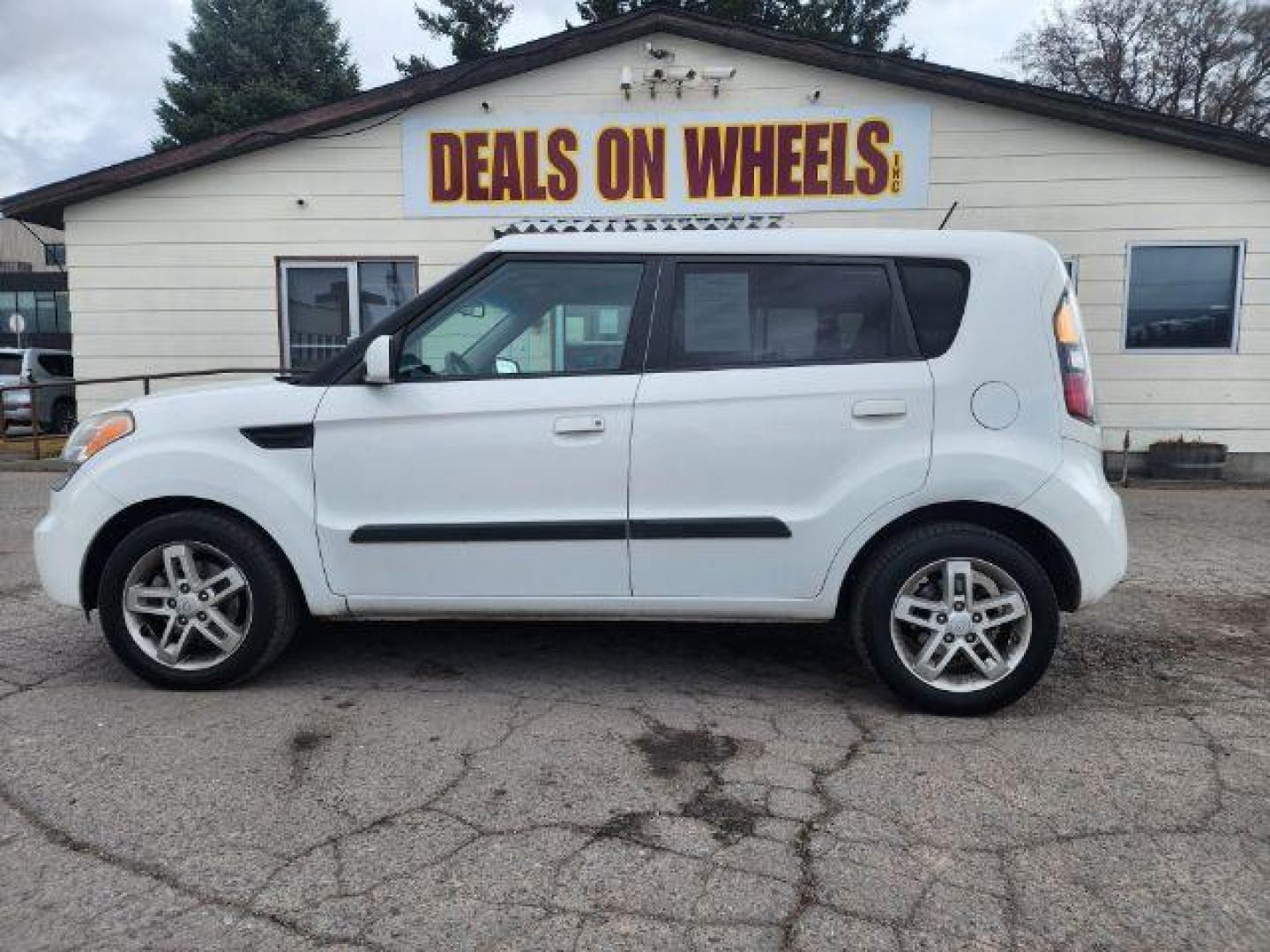 2010 Kia Soul ! (KNDJT2A23A7) with an 2.0L L4 DOHC 16V engine, located at 1800 West Broadway, Missoula, 59808, (406) 543-1986, 46.881348, -114.023628 - Photo#5