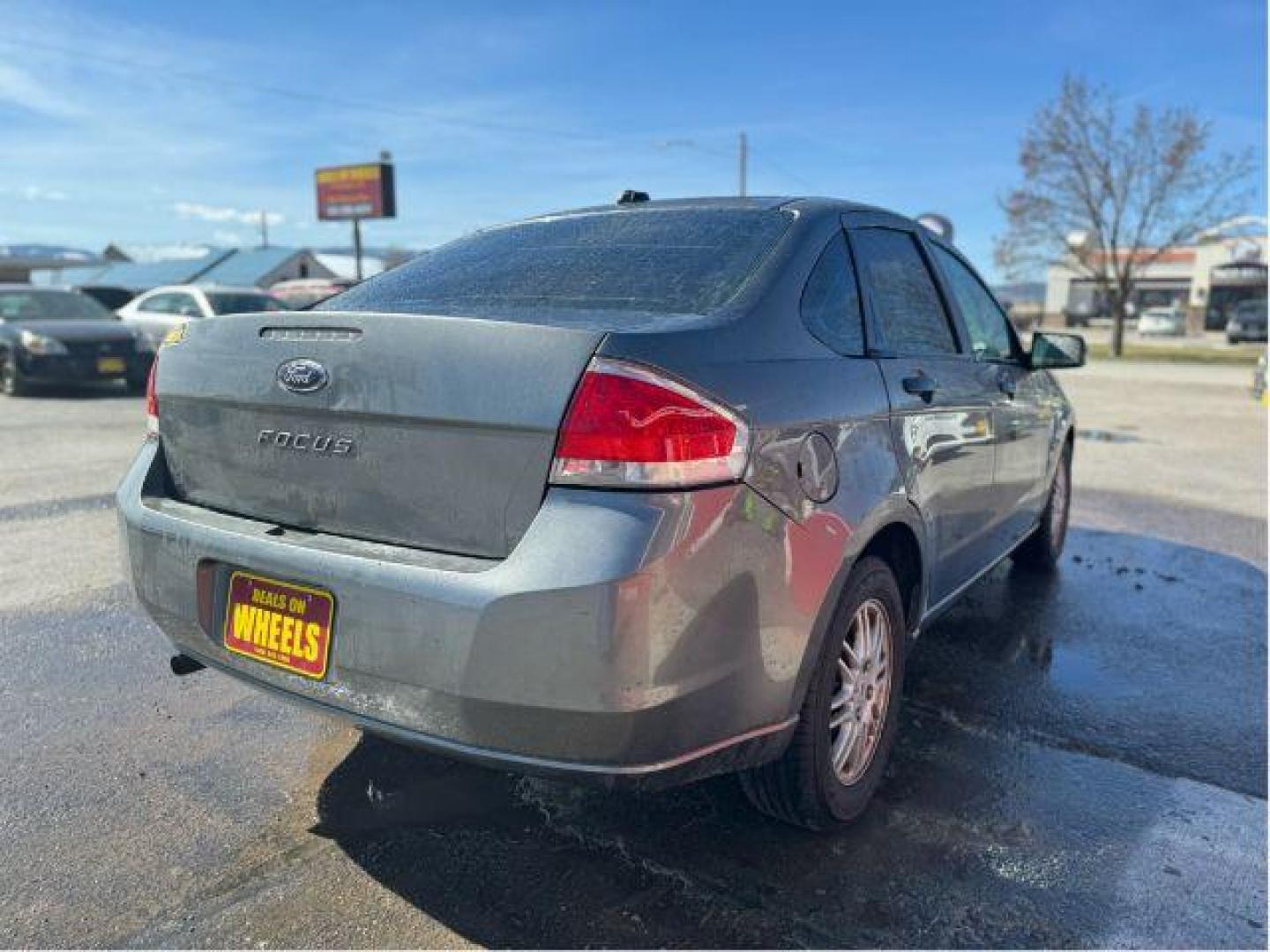 2011 Ford Focus SE Sedan (1FAHP3FN1BW) with an 2.0L L4 DOHC 16V engine, located at 601 E. Idaho St., Kalispell, MT, 59901, 0.000000, 0.000000 - Photo#4