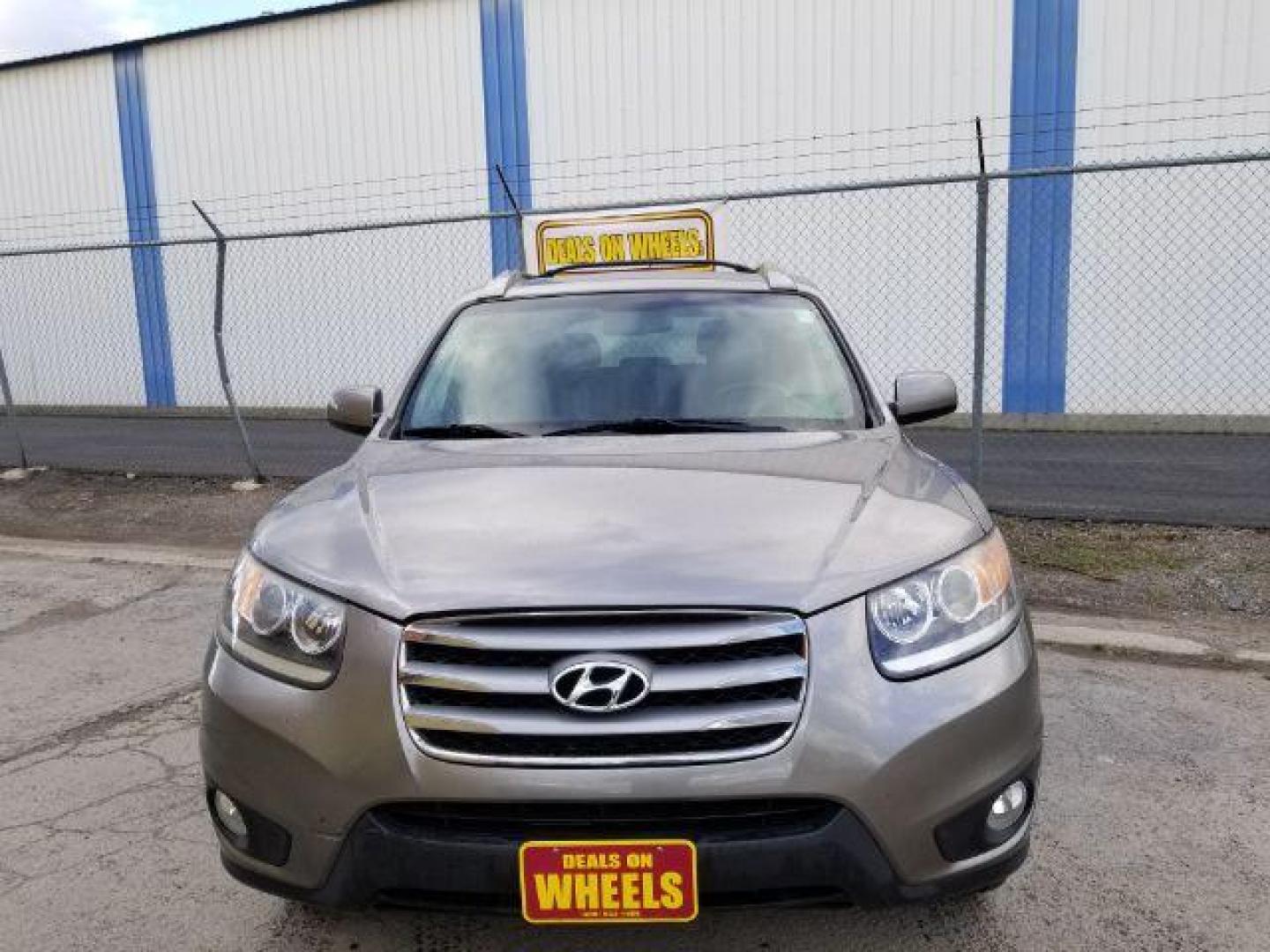 2012 Hyundai Santa Fe SE 3.5 4WD (5XYZHDAG9CG) with an 3.5L V6 DOHC 24V engine, 6-Speed Automatic transmission, located at 601 E. Idaho St., Kalispell, MT, 59901, 0.000000, 0.000000 - Photo#1