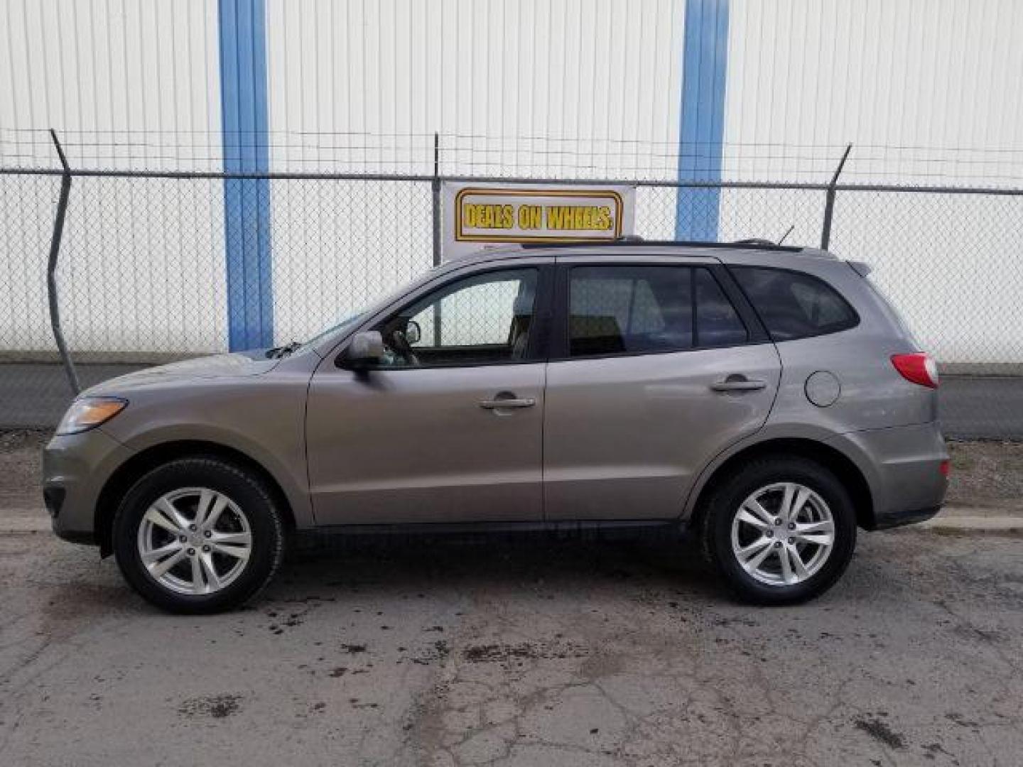 2012 Hyundai Santa Fe SE 3.5 4WD (5XYZHDAG9CG) with an 3.5L V6 DOHC 24V engine, 6-Speed Automatic transmission, located at 601 E. Idaho St., Kalispell, MT, 59901, 0.000000, 0.000000 - Photo#2