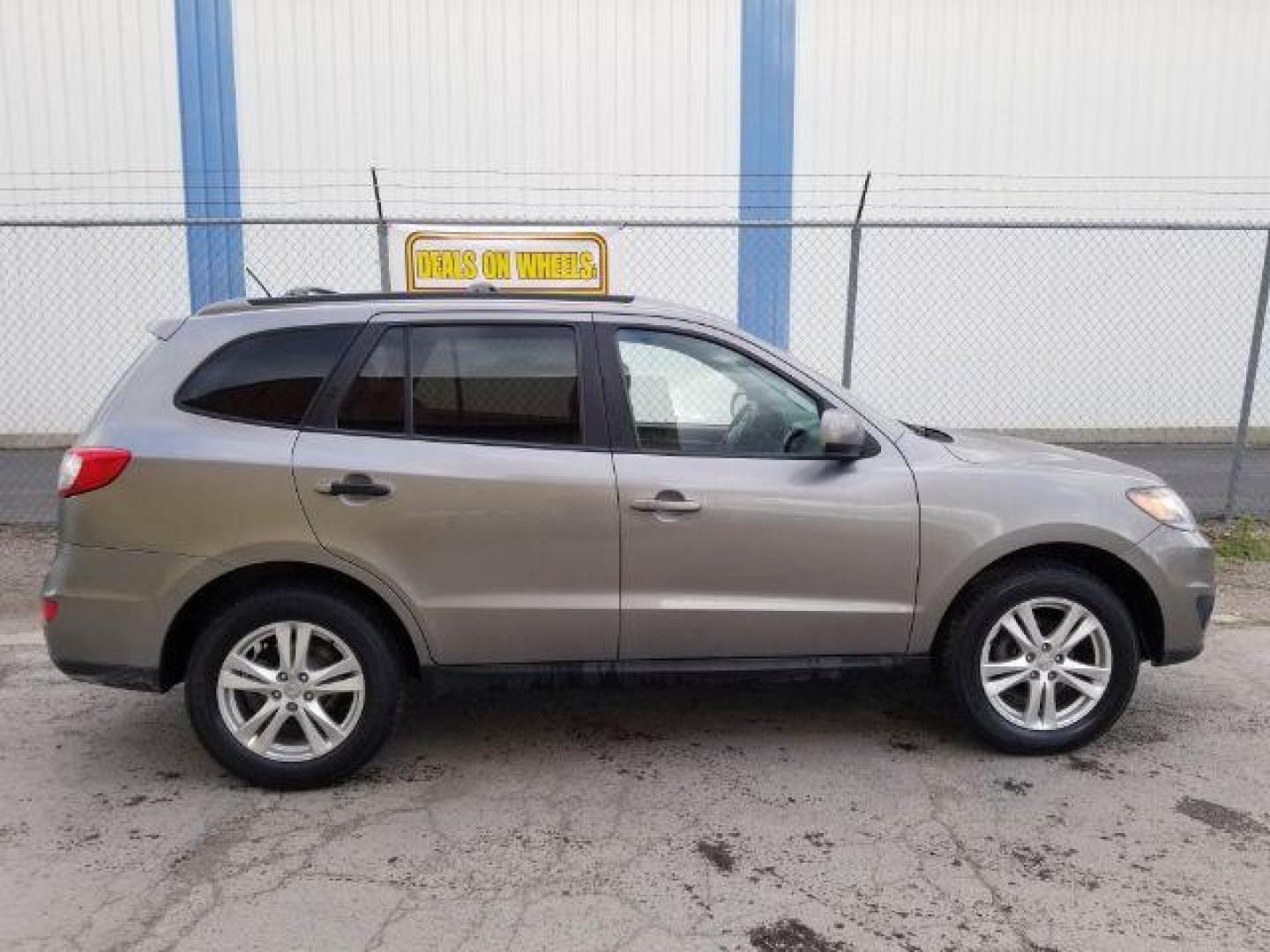 2012 Hyundai Santa Fe SE 3.5 4WD (5XYZHDAG9CG) with an 3.5L V6 DOHC 24V engine, 6-Speed Automatic transmission, located at 601 E. Idaho St., Kalispell, MT, 59901, 0.000000, 0.000000 - Photo#5