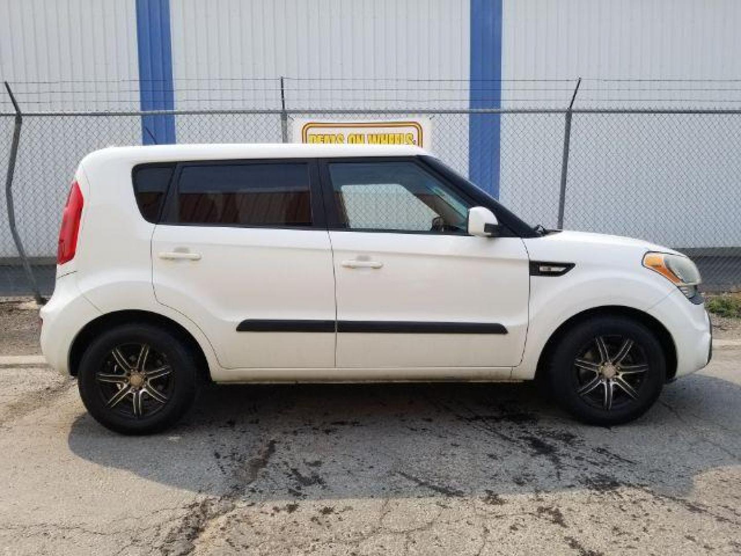 2012 Kia Soul Base (KNDJT2A58C7) with an 1.6L L4 DOHC 16V engine, 5-Speed Manual transmission, located at 4801 10th Ave S,, Great Falls, MT, 59405, 0.000000, 0.000000 - Photo#5