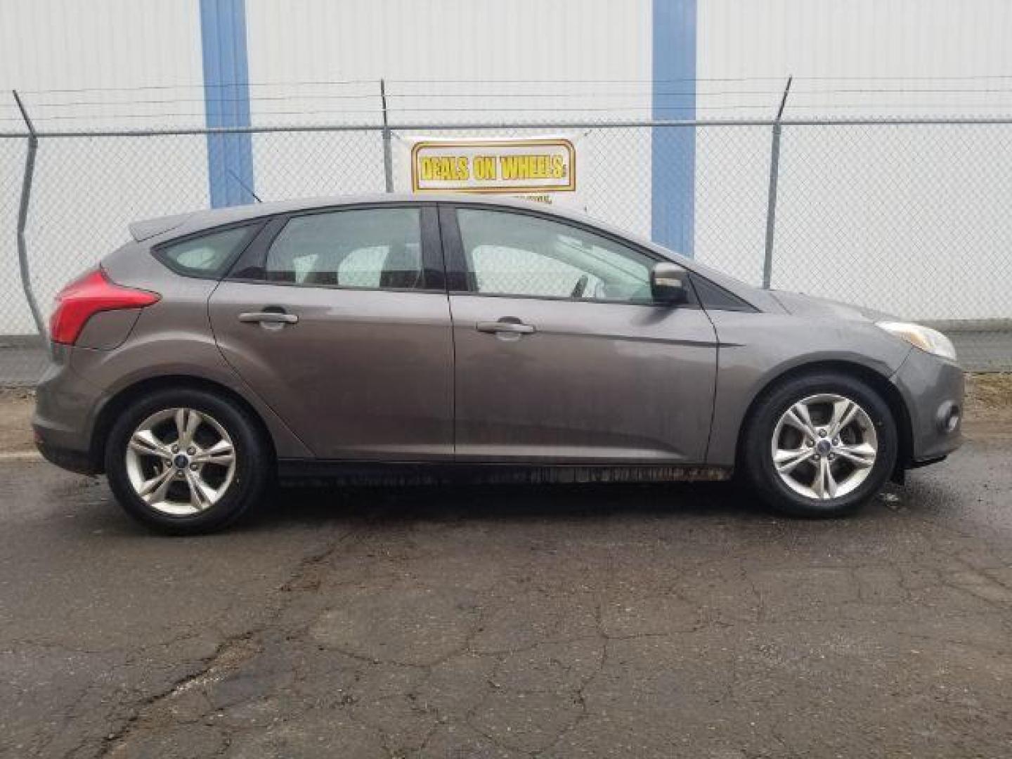 2013 Ford Focus SE Hatch (1FADP3K29DL) with an 2.0L L4 DOHC 16V engine, located at 601 E. Idaho St., Kalispell, MT, 59901, 0.000000, 0.000000 - Photo#3