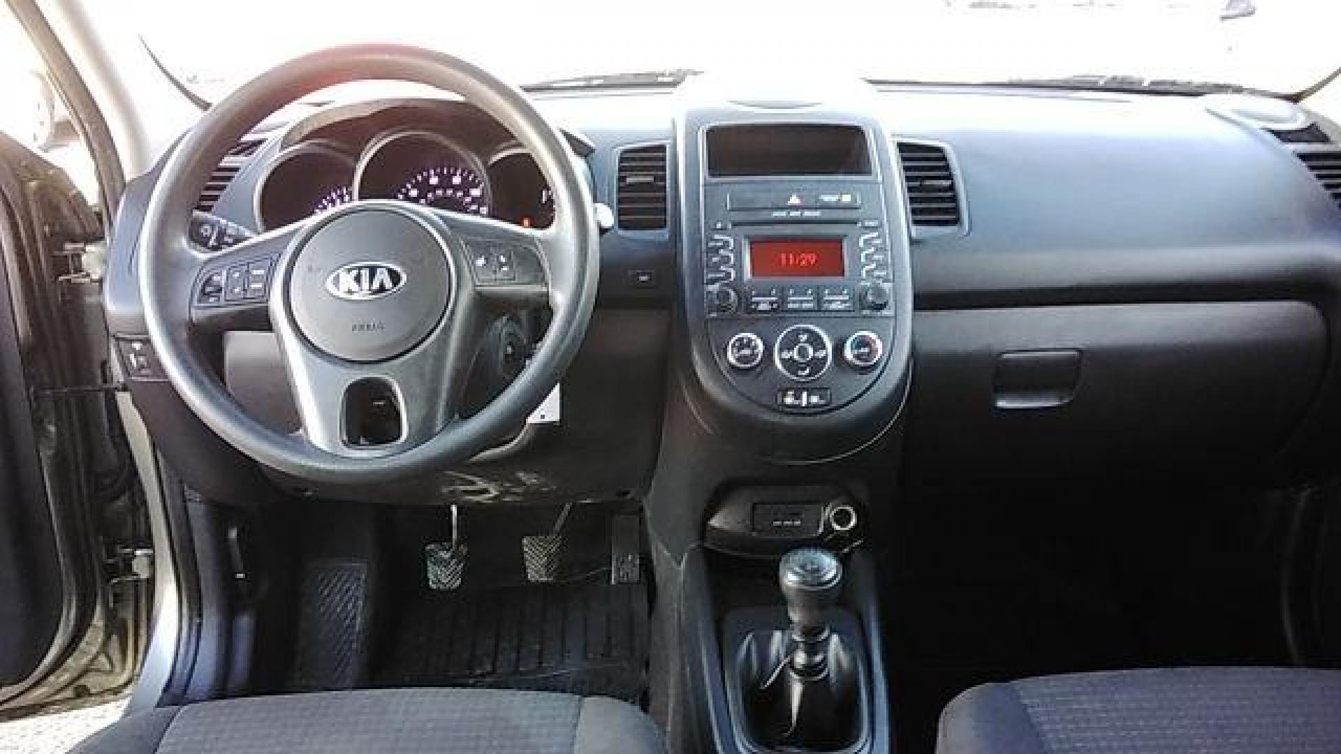 2013 Kia Soul Base (KNDJT2A59D7) with an 1.6L L4 DOHC 16V engine, 5-Speed Manual transmission, located at 1821 N Montana Ave., Helena, MT, 59601, (406) 422-1031, 0.000000, 0.000000 - Photo#9