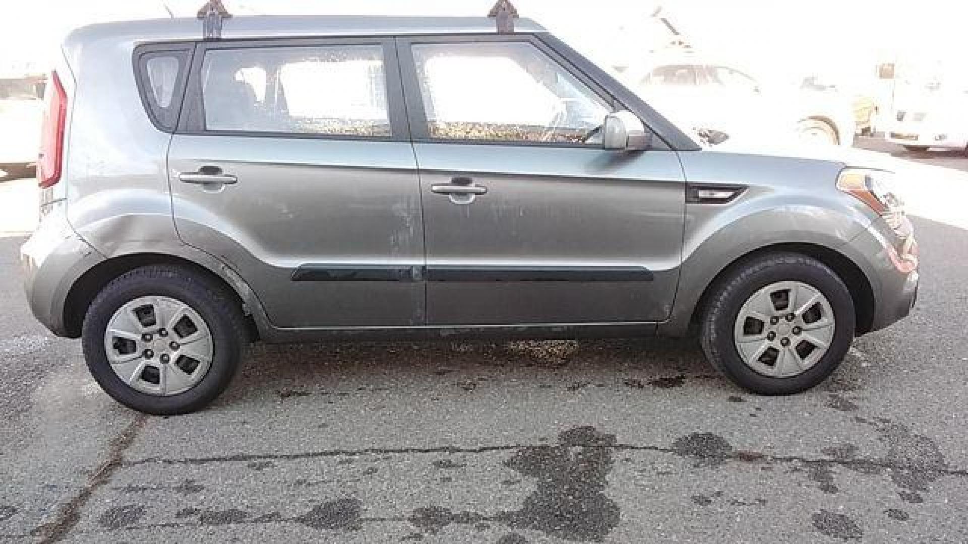 2013 Kia Soul Base (KNDJT2A59D7) with an 1.6L L4 DOHC 16V engine, 5-Speed Manual transmission, located at 1821 N Montana Ave., Helena, MT, 59601, (406) 422-1031, 0.000000, 0.000000 - Photo#3