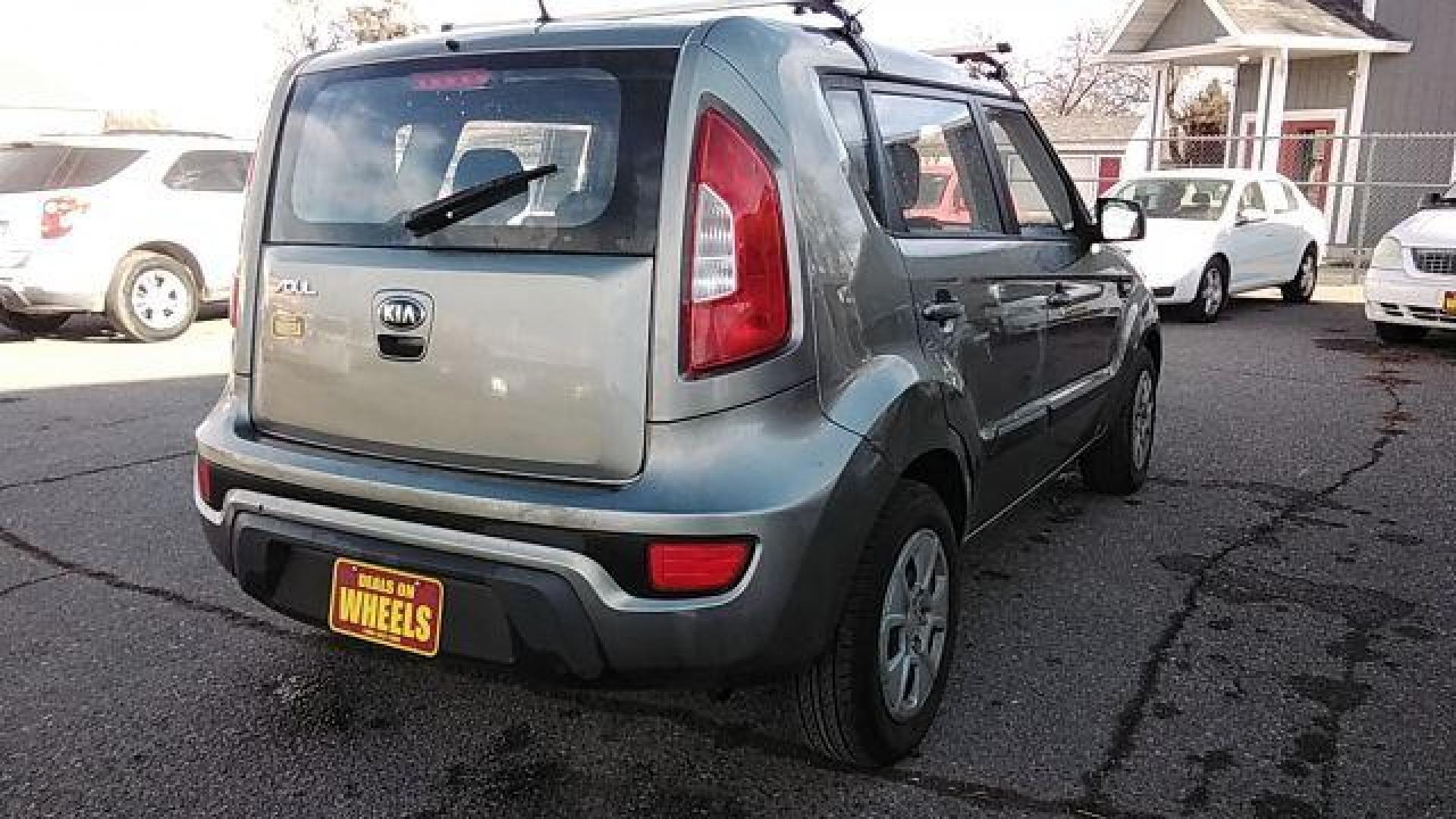 2013 Kia Soul Base (KNDJT2A59D7) with an 1.6L L4 DOHC 16V engine, 5-Speed Manual transmission, located at 1821 N Montana Ave., Helena, MT, 59601, (406) 422-1031, 0.000000, 0.000000 - Photo#4