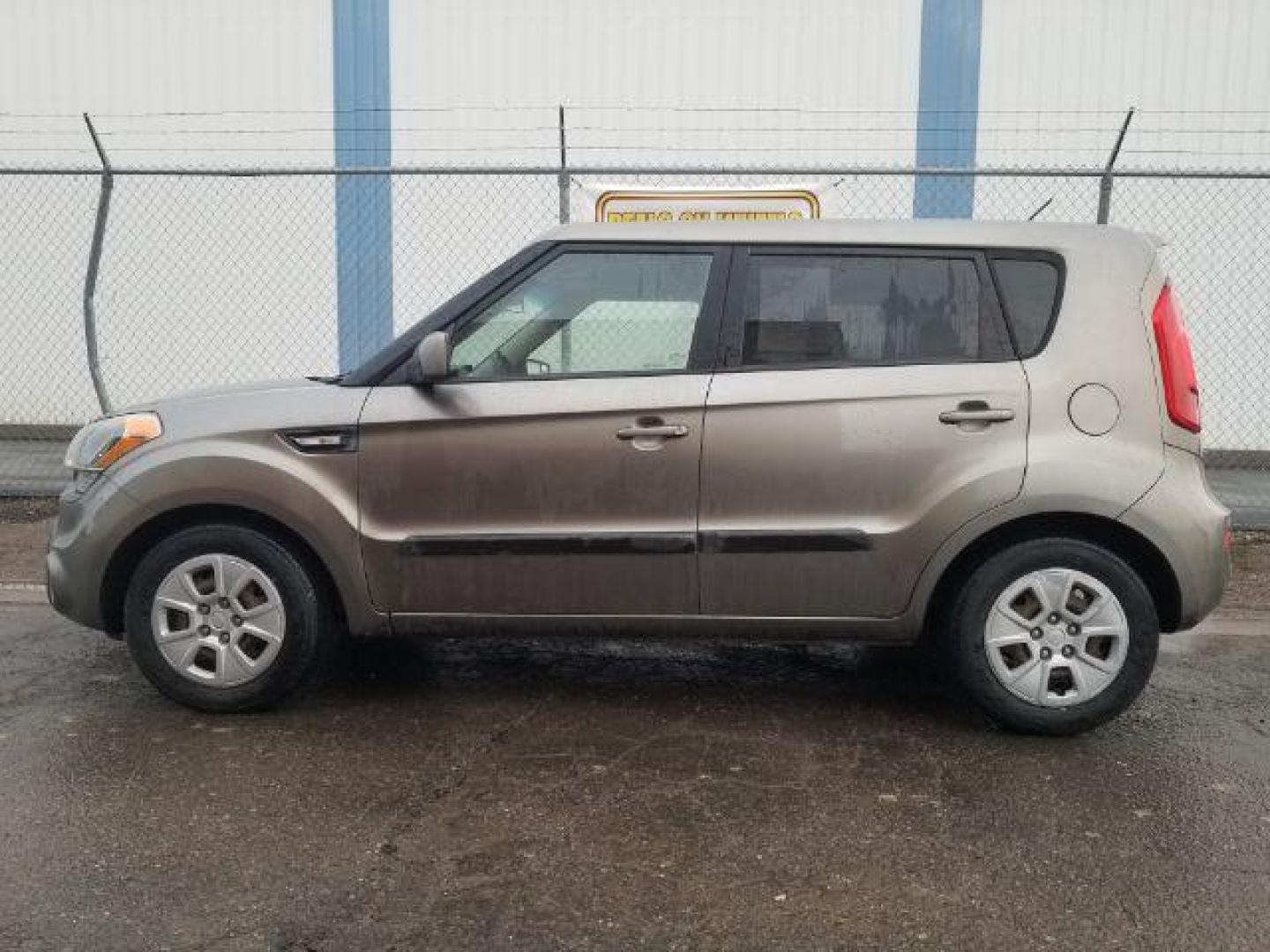 2013 Kia Soul Base (KNDJT2A57D7) with an 1.6L L4 DOHC 16V engine, 5-Speed Manual transmission, located at 601 E. Idaho St., Kalispell, MT, 59901, 0.000000, 0.000000 - Photo#10