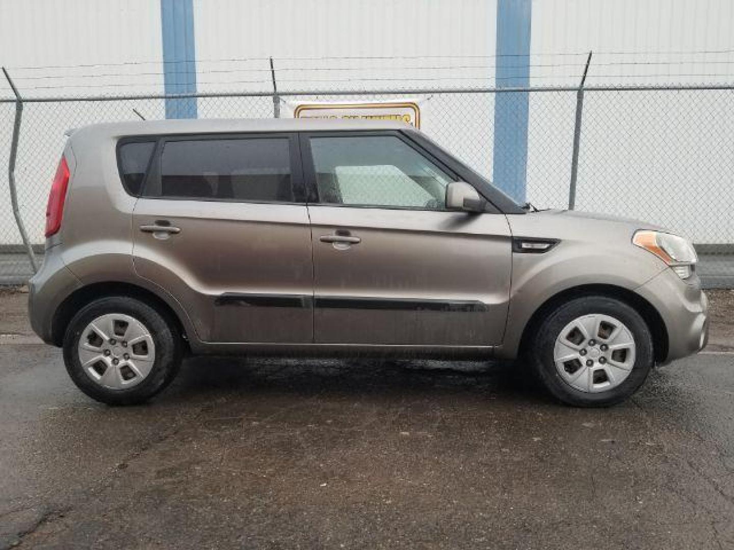 2013 Kia Soul Base (KNDJT2A57D7) with an 1.6L L4 DOHC 16V engine, 5-Speed Manual transmission, located at 601 E. Idaho St., Kalispell, MT, 59901, 0.000000, 0.000000 - Photo#6